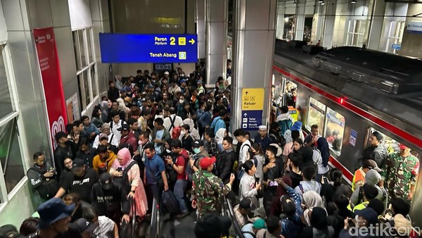 Perjalanan KRL Lintas Tanah Abang-Palmerah Terganggu Imbas Demo DPR