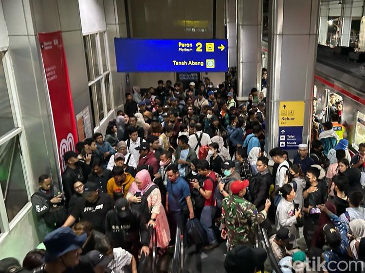 Perjalanan KRL Lintas Tanah Abang-Palmerah Terganggu Imbas Demo DPR