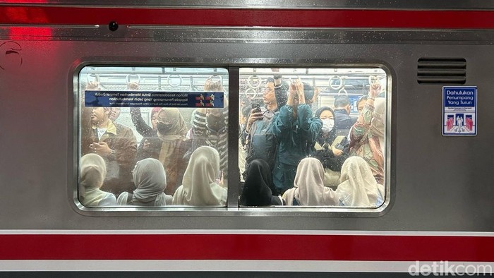 Sejumlah penumpang KRL memadati stasiun Palmerah, Jakarta, Senin (25/8/2025). Imbas dari demonstrasi yang berakhir ricuh di kawasan DPR RI,  perjalanan KRL Tanah Abang - Parung Panjang hanya sampai di stasiun Palmerah.