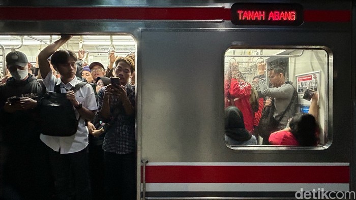 Sejumlah penumpang KRL memadati stasiun Palmerah, Jakarta, Senin (25/8/2025). Imbas dari demonstrasi yang berakhir ricuh di kawasan DPR RI,  perjalanan KRL Tanah Abang - Parung Panjang hanya sampai di stasiun Palmerah.