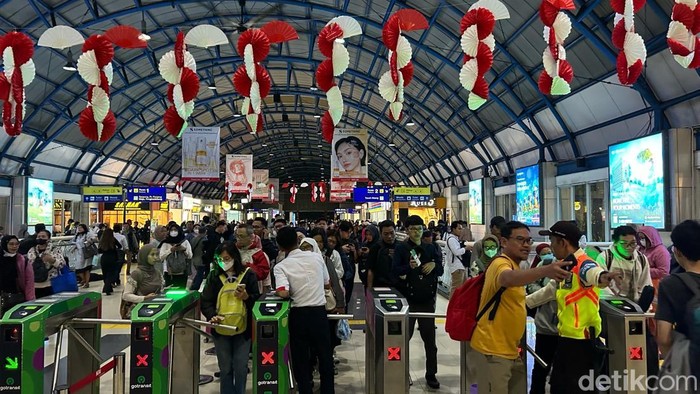 Sejumlah penumpang KRL memadati stasiun Palmerah, Jakarta, Senin (25/8/2025). Imbas dari demonstrasi yang berakhir ricuh di kawasan DPR RI,  perjalanan KRL Tanah Abang - Parung Panjang hanya sampai di stasiun Palmerah.