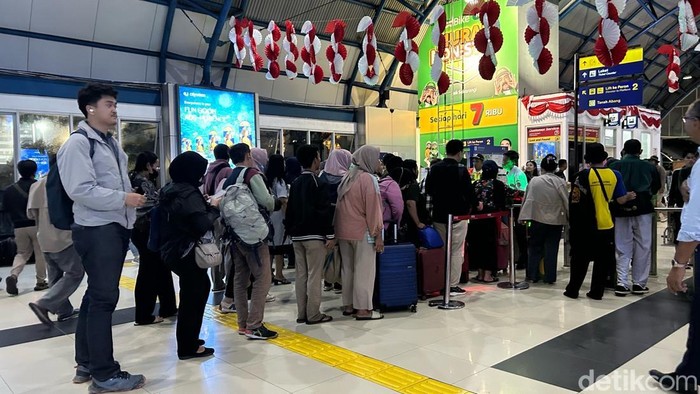 Perjalanan KRL Lintas Tanah Abang-Palmerah Terganggu Imbas Demo DPR Sejumlah penumpang KRL memadati stasiun Palmerah, Jakarta, Senin (25/8/2025). Imbas dari demonstrasi yang berakhir ricuh di kawasan DPR RI, perjalanan KRL Tanah Abang - Parung Panjang hanya sampai di stasiun Palmerah.