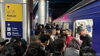 Imbas dari demonstrasi yang berujung ricuh di kawasan DPR RI, perjalanan KRL Tanah Abang - Parung Panjang hanya sampai di stasiun Palmerah. 
