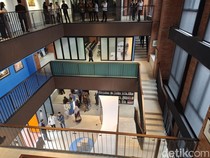 Melihat Ruang Koleksi Menko Yusril yang Mejeng di UI, Berisi 14.000 Koleksi