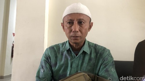 Perwakilan Keluarga, Muhammad Anwar, saat menunggu hasil autopsi jasad Nurminah di RS Bhayangkara Mataram, Senin (25/8/2025)