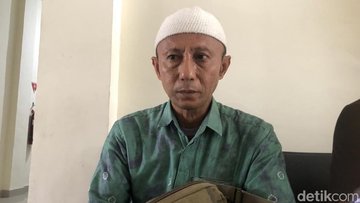 Perwakilan Keluarga, Muhammad Anwar, saat menunggu hasil autopsi jasad Nurminah di RS Bhayangkara Mataram, Senin (25/8/2025)