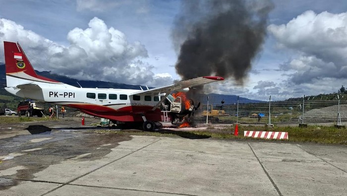 Pesawat Caravan PK-PPI menabrak portal hingga terbakar di Bandara Aminggaru Ilaga, Kabupaten Puncak, Papua Tengah.