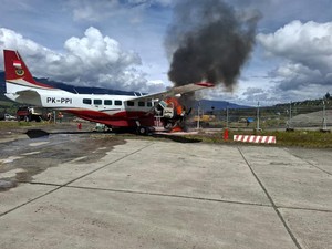 Penampakan Pesawat Caravan PK-PPI yang Terbakar di Bandara Ilaga