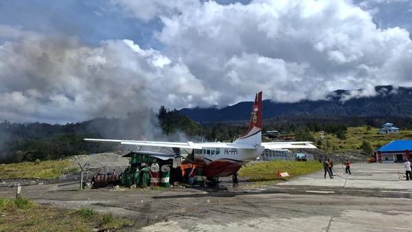 Bandara Ilaga Ditutup Usai Pesawat Caravan PK-PPI Tabrak Portal-Terbakar