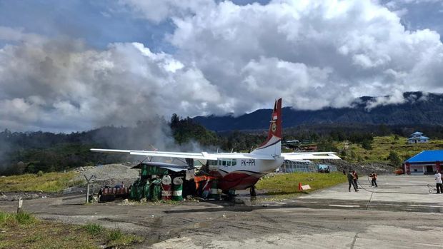 Bandara Aminggaru Ilaga di Kabupaten Puncak, Papua Tengah, ditutup sementara setelah pesawat Caravan PK-PPI menabrak Pos Satgas Korpasgat hingga terbakar.