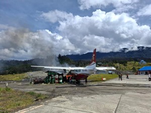 Bandara Ilaga Ditutup Usai Pesawat Caravan PK-PPI Tabrak Portal-Terbakar