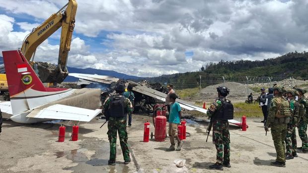 Pesawat Caravan PK-PPI terbakar di Bandara Aminggaru Ilaga, Kabupaten Puncak, Papua Tengah.
