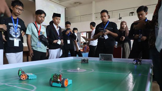 Peserta perlombaan robotika tingkat nasional di Sukabumi