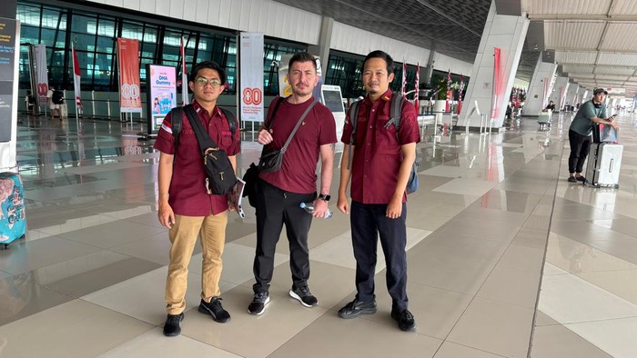 Petugas Imigrasi Parepare saat mengantar WNA Turki yang dideportasi ke bandara.