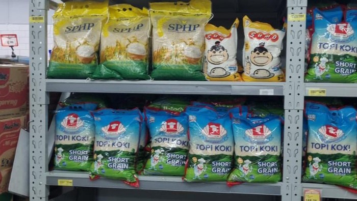 Polda Metro Jaya mengecek harga dan stok beras di retail kawasan Mayestik, Jaksel, Senin (25/8/2025).
