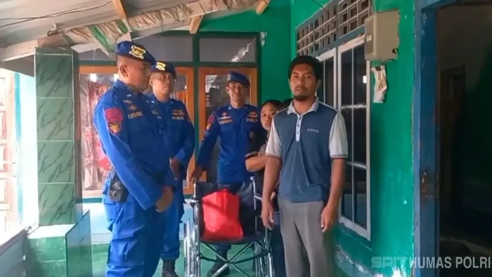 Polda NTB Beri Kursi Roda ke Warga Pesisir Lombok Barat