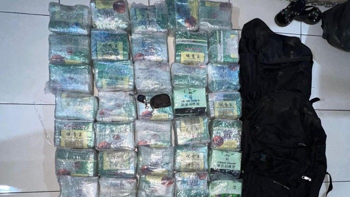 Polda Riau menangkap 2 kurir narkoba jaringan internasional dan menyita 44 kilogram sabu, Minggu (24/8/2025).
