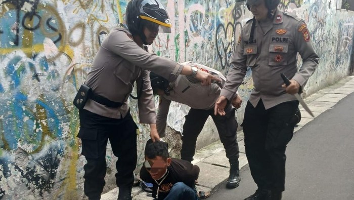 Polisi amankan pria petantang-petenteng bawa golok di Johar Baru, Jakpus.