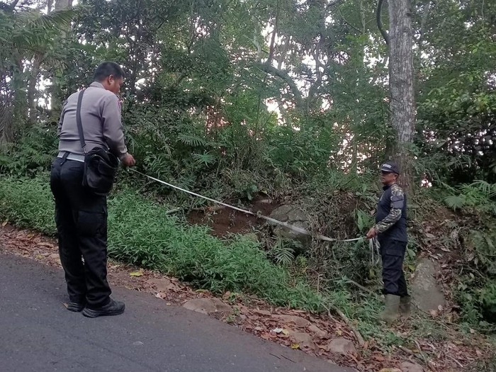 Polisi melakukan olah TKP lokasi kecelakaandi Jalan Singaraja–Desa Selat Km 15, tepatnya di Buleleng, pada Minggu (24/8/2025). (Polres Buleleng)