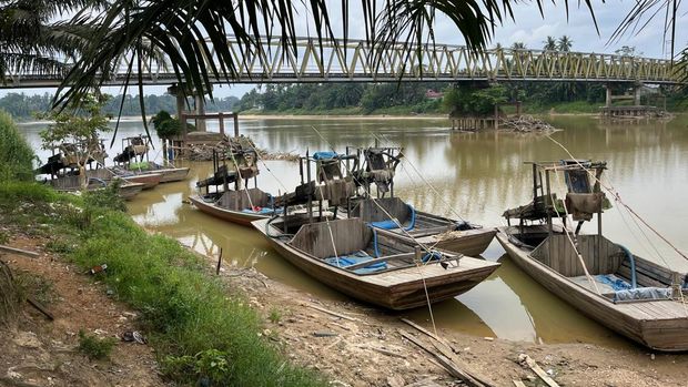 Polisi melakukan patroli PETI di Sungai Indragiri, Inhu.