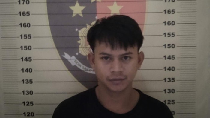 Polisi menangkap seorang pria yang mengamuk meminta kulit ayam goreng di sebuah restoran cepat saji di Tangsel, Banten. (dok Ist)