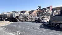 Petugas dan warga memeriksa reruntuhan pom bensin yang hancur akibat serangan. Foto: REUTERS/Stringer