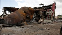Sisa-sisa kebakaran terlihat di lokasi serangan yang menewaskan enam orang dan melukai 86 lainnya. Foto: REUTERS/Stringer