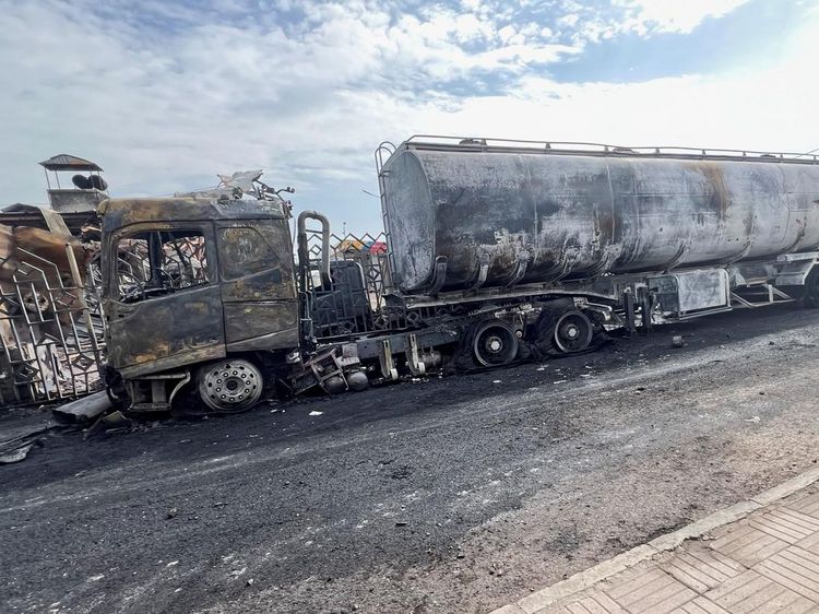 Pom Bensin Hancur dan Truk Terbakar Usai Serangan Udara Israel di Sanaa