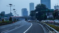 Rekayasa lalin juga diterapkan di Pejompongan Km 09+600 arah Slipi. Lalin dialihkan ke arah Cawang. Selanjutnya, dari Slipi mengarah ke Cawang, juga diterapkan rekayasa lalin. Rekayasa lalin diterapkan pada Km 12+500.