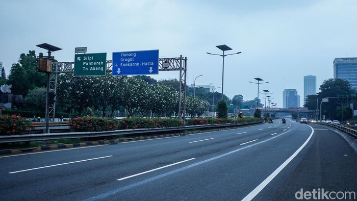 Begini kondisi di Tol Dalam Kota depan Gedung DPR/MPR RI, Jakarta, Senin (25/8/2025).