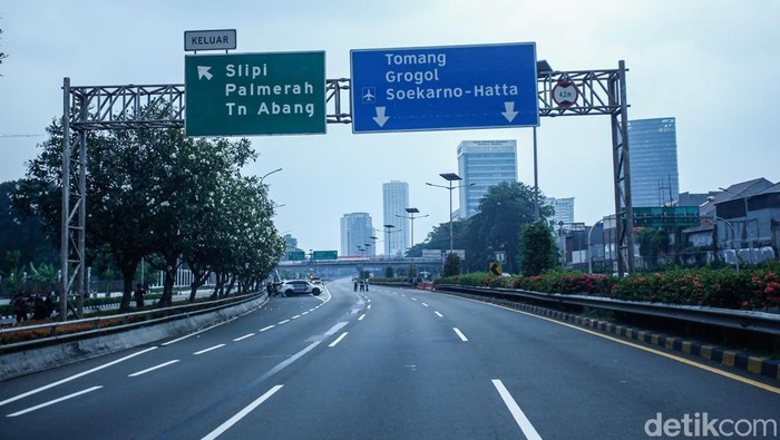 Begini kondisi di Tol Dalam Kota depan Gedung DPR/MPR RI, Jakarta, Senin (25/8/2025).