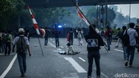 Massa aksi masih jual beli serangan dengan polisi yang menjaga kawasan Gedung DPR/MPR RI.