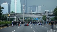 Massa aksi yang menggunakan pakaian sekolah ini masih menduduki akses Tol Dalam kota.