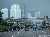 Massa Demo Masuk Tol Dalam Kota, Kendaraan Dialihkan Keluar ke Pintu Ini