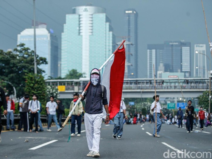 Begini kondisi di Tol Dalam Kota depan Gedung DPR/MPR RI, Jakarta, Senin (25/8/2025).