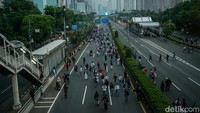 Massa demo DPR menduduki tol dalam kota. Pengendara yang hendak menuju Bandara Soekarno-Hatta (Soeta) diminta mencari jalur alternatif lain.