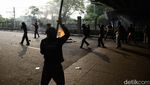Potret Water Canon dan Gas Air Mata Pukul Mundur Massa Demo DPR