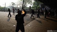 Mereka juga tampak membakar sejumlah benda di ruas jalan. Api dan kepulan asap hitam membumbung tinggi. Hingga pukul 16.20 WIB, massa masih bertahan di kawasan Pejompongan atau sekitar 300 meter dari gerbang utama DPR.