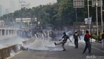 Potret Water Canon dan Gas Air Mata Pukul Mundur Massa Demo DPR