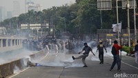 Massa pelajar mundur ke arah Pejompongan, Jakarta Pusat saat hendak berunjukrasa di depan DPR, Senin (25/8/2025).