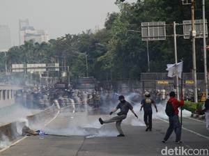 Pertolongan Pertama yang Bisa Dilakukan saat Terkena Gas Air Mata
