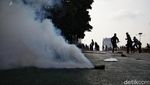 Potret Water Canon dan Gas Air Mata Pukul Mundur Massa Demo DPR