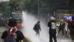 Potret Water Canon dan Gas Air Mata Pukul Mundur Massa Demo DPR
