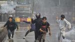 Potret Water Canon dan Gas Air Mata Pukul Mundur Massa Demo DPR
