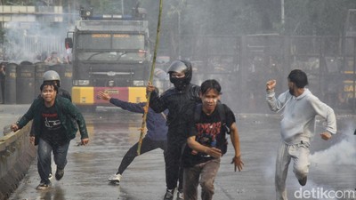 Potret Water Canon dan Gas Air Mata Pukul Mundur Massa Demo DPR