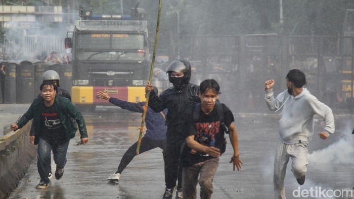 Potret Water Canon dan Gas Air Mata Pukul Mundur Massa Demo DPR Massa pelajar mundur ke arah Pejompongan, Jakarta Pusat saat hendak berunjukrasa di depan DPR, Senin (25/8/2025). Petugas melempar gas air mata dan semprotan air water canon untuk memaksa pendemo mundur.