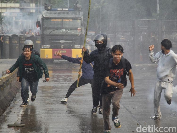 Potret Water Canon dan Gas Air Mata Pukul Mundur Massa Demo DPR