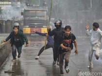 Potret Water Canon dan Gas Air Mata Pukul Mundur Massa Demo DPR