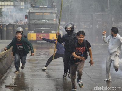 Potret Water Canon dan Gas Air Mata Pukul Mundur Massa Demo DPR
