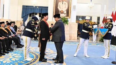 Momen Prabowo Beri Bintang Mahaputera Kepada Dokter Terawan